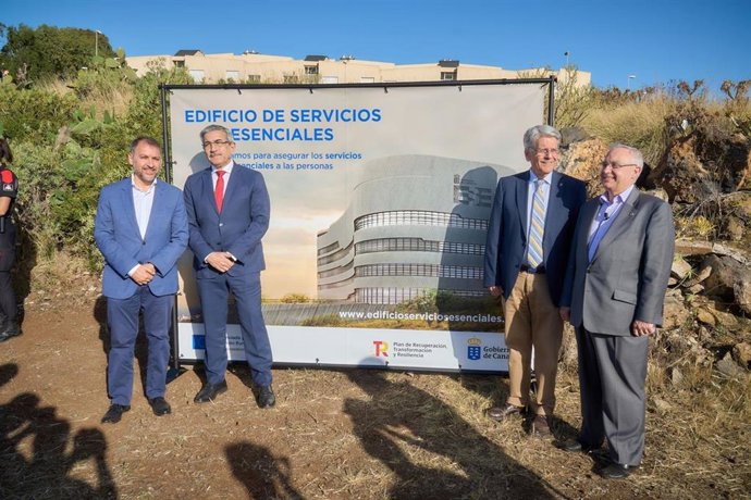 Román Rodríguez, junto al alcalde de Santa Cruz de Tenerife, José Manuel Bermúdez; el consejero de Administraciones Públicas, Justicia y Seguridad, Julio Pérez; y el director general de Patrimonio y Contratación del Ejecutivo autónomo, José Julián Istur
