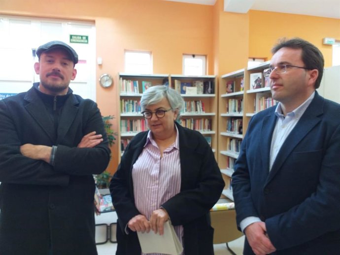 La alcaldesa de Gijón, Ana González, junto al concejal de Cultura, Manuel Ángel Vallina (dcha), y el director de la Fundación Municipal de Cultura, Miguel Barrero,  en la biblioteca municipal de Vega - La Camocha