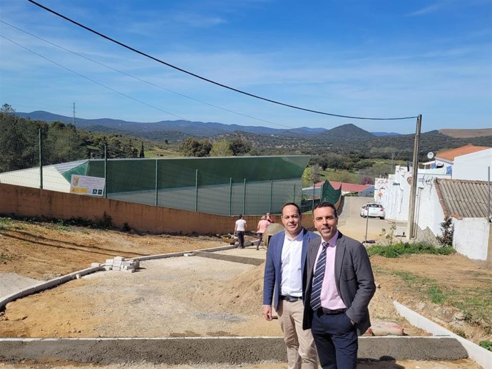 El delegado territorial de Justicia, Administración Local y Función Pública, Javier Millán, junto al alcalde de El Real de la Jara, José Manuel Trejo visita algunas de las obras ejecutadas en la localidad con cargo al PFEA.