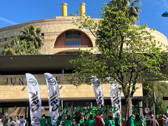 Imagen de la protesta organizada por CSIF-A en Sevilla para exigir la revisión de las cuantías de los empleados de la Junta por pernoctar fuera de casa por motivos laborales.