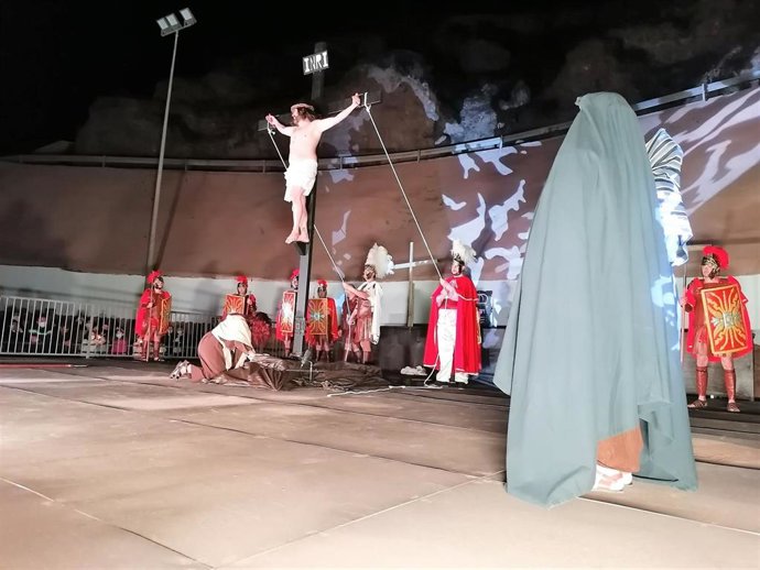 Archivo - Escena de 'La Crucifixión' en la Representación Viviente de la Pasión de Cristo de Gádor (Almería)