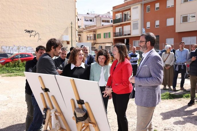 El Govern presenta el proyecto del centro de salud Pere Garau II, en un solar cedido por el Ayuntamiento.