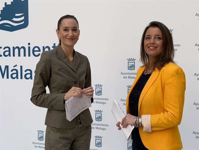 La portavoz 'popular' en el Ayuntamiento de Málaga, Elisa Pérez de Siles, y la concejala delegada del distrito de Campanillas, Mar Torres, en rueda de prensa