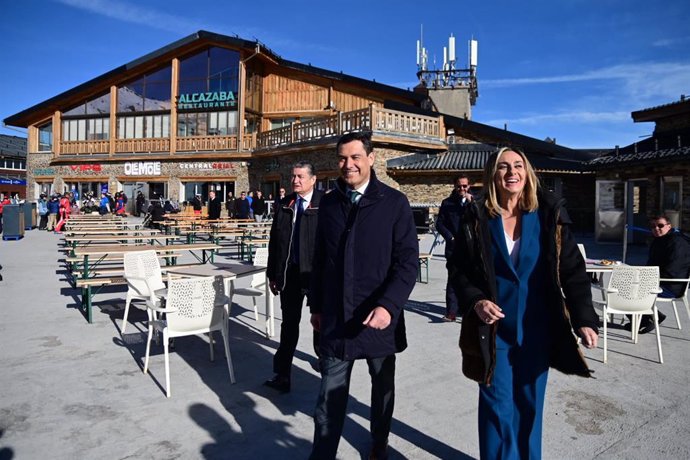 El presidente de la Junta de Andalucía, Juanma Moreno, (2d) junto a la consejera de Fomento, Marifrán Carazo, (d) y el consejero de Presidencia, Interior, Diálogo Social y Simplificación Administrativa, Antonio Sanz, (i) durante el Consejo de Gobierno d