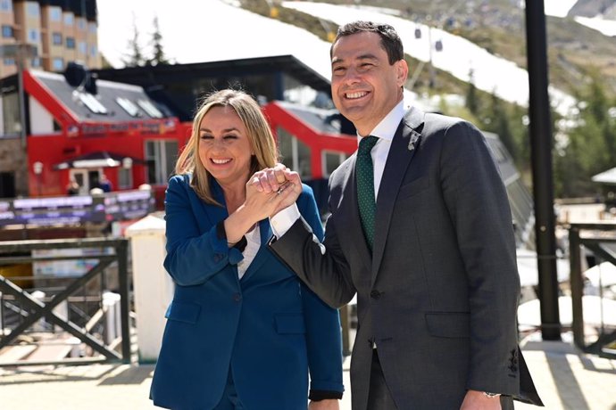 El presidente de la Junta de Andalucía, Juanma Moreno, junto a la consejera de Fomento, Marifrán Carazo, atiende a los medios de comunicación durante el Consejo de Gobierno de la Junta de Andalucía en Sierra Nevada, a 28 de marzo de 2023 en Granada (And