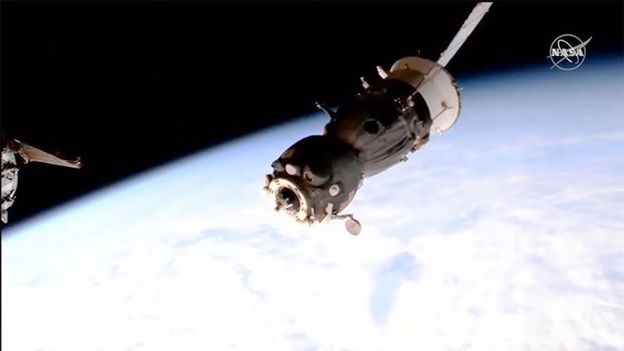 La Soyuz MS-22 comienza a salir de la estación luego de su desacoplamiento del módulo Rassvet.