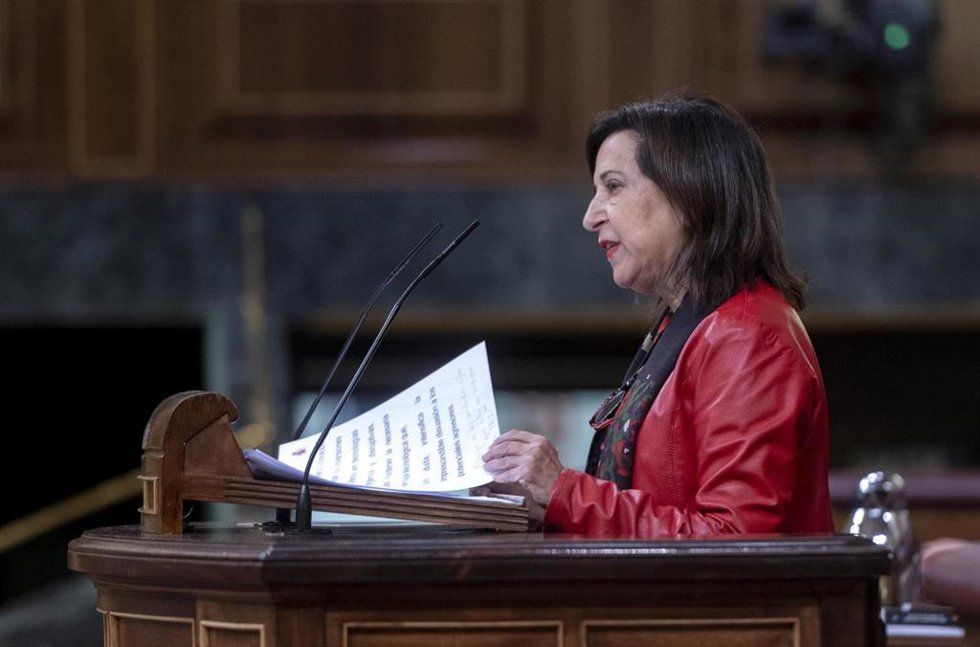 Archivo - La ministra de Defensa, Margarita Robles, interviene durante una sesión plenaria en el Congreso de los Diputados