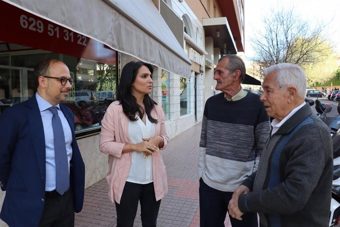 Ruiz y González (izda.) hablan con representantes vecinales de Las Palmeras.