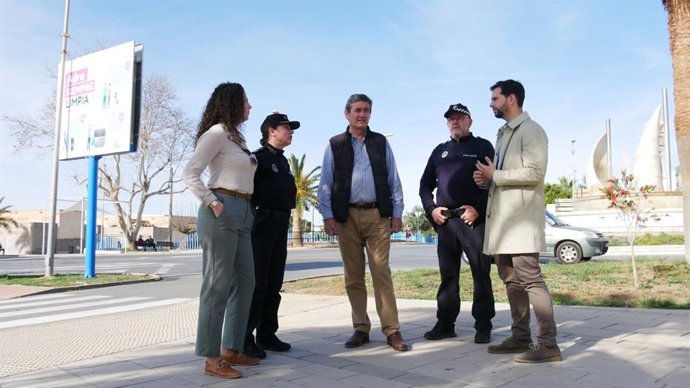 El alcalde de Adra, Manuel Cortés, en uno de los puntos en los que se instalará una de las 15 cámaras de videovigilancia