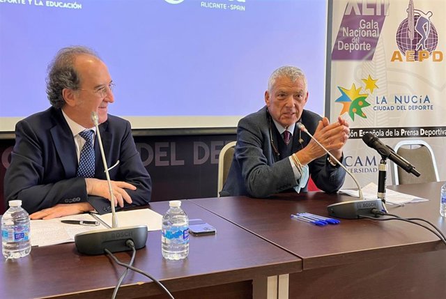 El ex presidente de la Real Federación Española de Fútbol (RFEF) Ángel María Villar y el presidente de la Asociación Española de la Prensa Deportiva (AEPD), Julián Redondo, en el congreso de la AEPD en La Nucía (Alicante).
