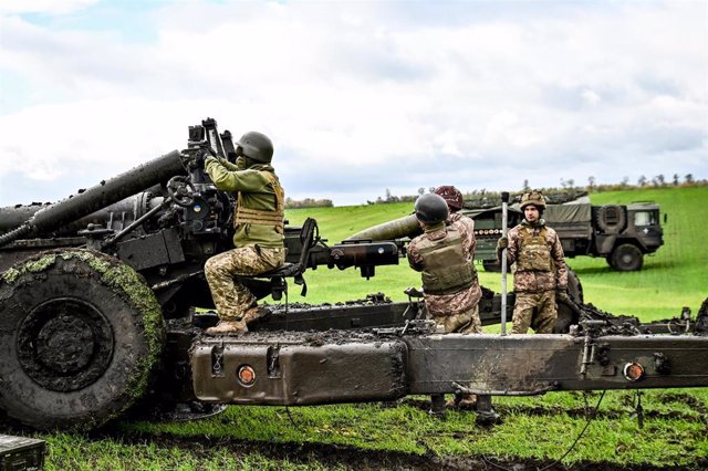 Archivo - Soldados ucranianos cargando artillería pesada con municiones de calibre 155.