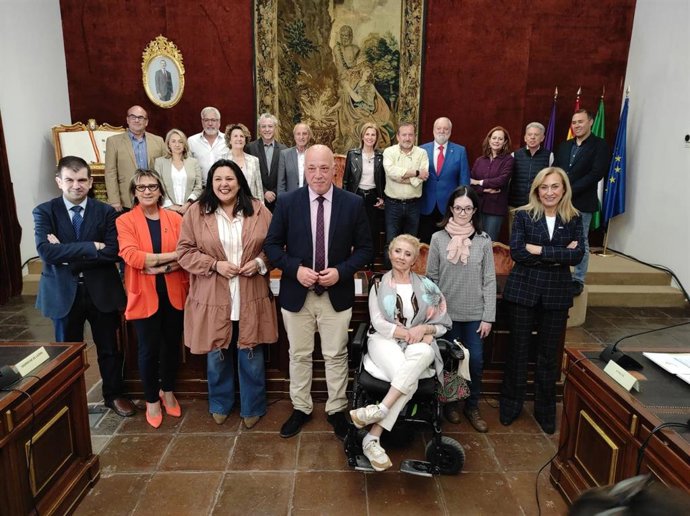 El presidente de la Diputación de Córdoba, Antonio Ruiz (centro), junto a responsables de las entidades beneficiarias.