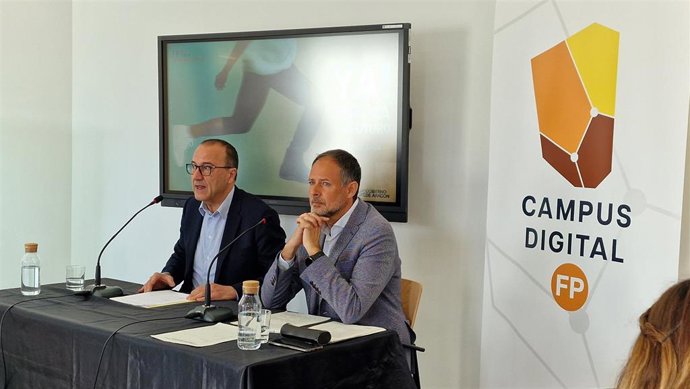 El consejero de Educación, Felipe Faci, y el director general de Innovación y FP, Toni Martínez, presentan la nueva oferta formativa de FP en el Campus Digital.