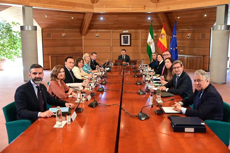 El presidente de la Junta de Andalucía, Juanma Moreno, (c) preside la reunión durante el Consejo de Gobierno de la Junta de Andalucía en Sierra Nevada, a 28 de marzo de 2023 en Granada (Andalucía, España). El Consejo de gobierno de la Junta de Andalucía