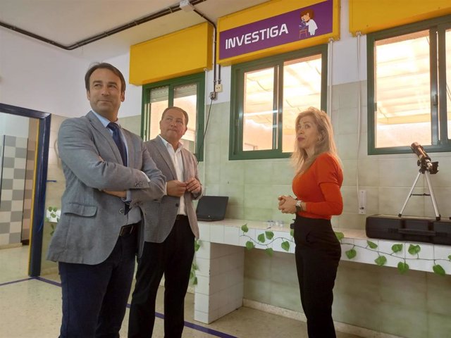 El delegado de Desarrollo Educativo y Formación Profesional de la Junta en Huelva, Carlos Soriano, ha visitado el Aula del Futuro del Centro de Educación Infantil y Primaria El Puntal de Aljaraque.