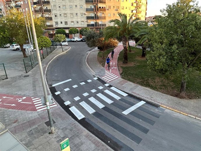 Carril bici que conecta Montequinto con la Universidad Pablo de Olavide, en Sevilla.