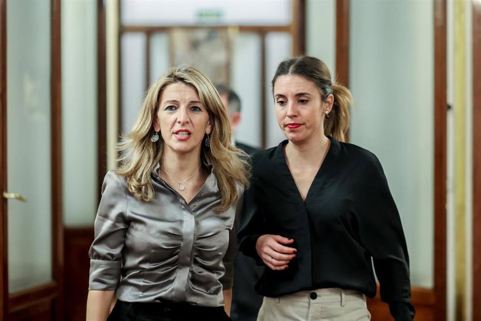 La vicepresidenta segunda y ministra de Trabajo y Economía Social, Yolanda Díaz (i), y la ministra de Igualdad, Irene Montero (d).