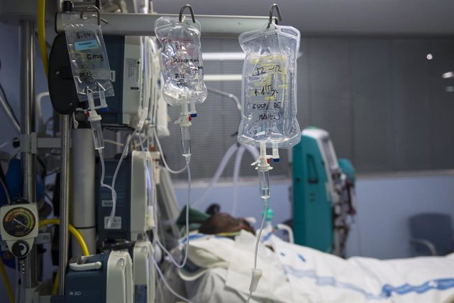 Archivo - Un paciente ingresado en la Unidad de Cuidados Intensivos (UCI) para enfermos de coronavirus del Hospital Universitario Dr. Josep Trueta de Girona, Catalunya (España), a 21 de diciembre de 2020. Cataluña ha amanecido hoy con nuevas restricciones