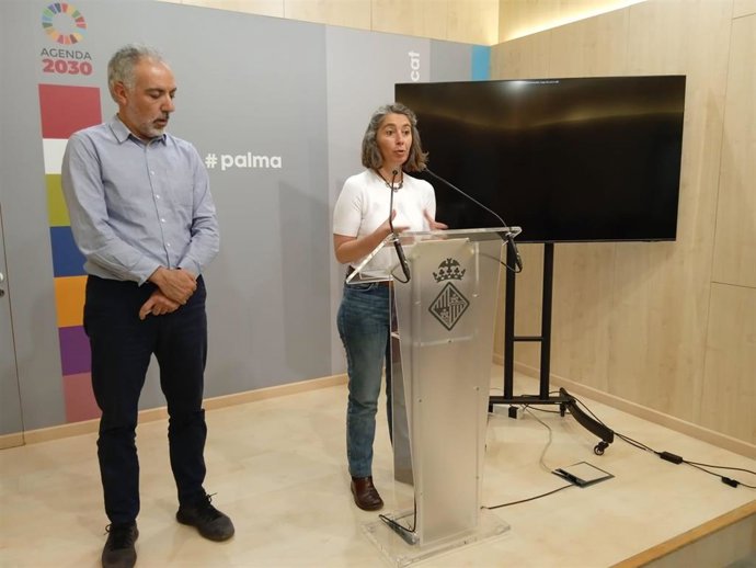 La concejal de Modelo de Ciudad, Neus Truyol, y el presidente de la demarcación de Mallorca del Colegio de Arquitectos, Joan Cerd.