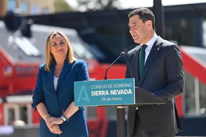 El presidente de la Junta de Andalucía, Juanma Moreno, atiende a los medios de comunicación durante el Consejo de Gobierno de la Junta de Andalucía en Sierra Nevada, a 28 de marzo de 2023 en Granada 