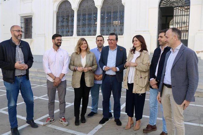 Populares onubenses en Rociana con agriculores.