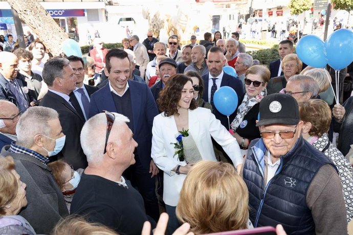 La presidenta de la Comunidad y del PP de Madrid, Isabel Díaz Ayuso, visita el centro de Getafe junto con el candidato del PP en el municipio, José Antonio Mesa.