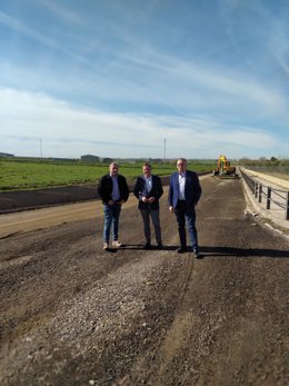 Autoridades visitan la CO-7411, vía que une Villaralto y El Viso.
