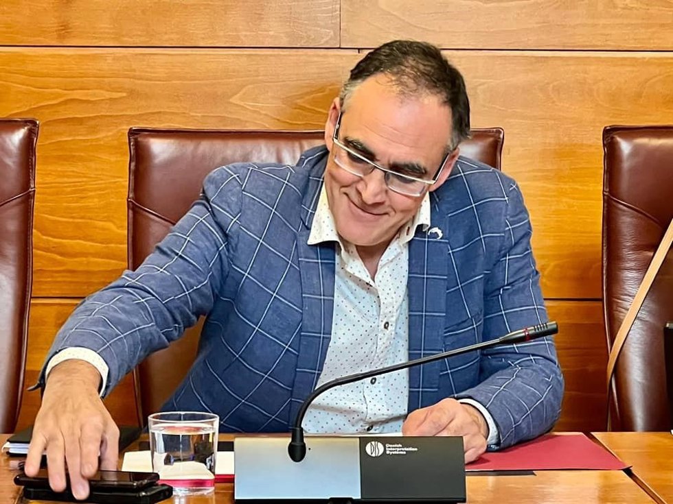 El consejero de Sanidad, Raúl Pesquera (PSOE), interviene en la Comisión de Sanidad del Parlamento de Cantabria para informar de los motivos de la caída de la línea 061 en la noche del 22 al 23 de enero