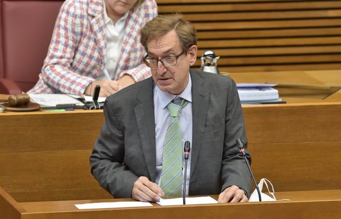 Archivo - El conseller de Sanitat, Miguel Mínguez, en una imatge d'arxiu. 