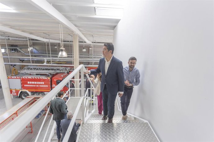 El presidente del Cabildo de Tenerife, Pedro Martín, en una visita al nuevo parque de bomberos de Güímar