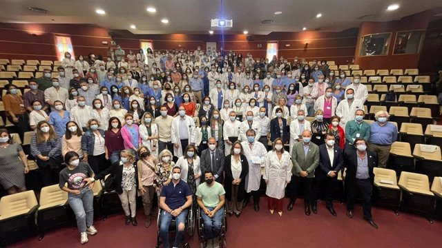 El Virgen del Rocío estrena el documental que recoge los proyectos de humanización de la asistencia sanitaria en este hospital sevillano.