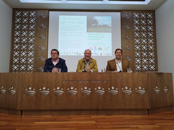 Autoridades en la presentación de la VIII edición del Festival de la Naturaleza de La Albuera.