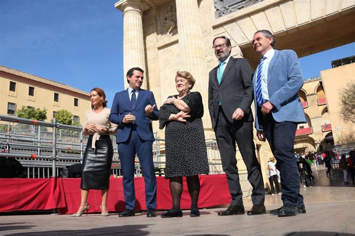 José María Bellido, Adolfo Molina, Olga Caballero, Marián Aguilar y Manuel Murillo en el entorno de la carrera oficial de la Semana Santa de Córdoba, junto a la Mezquita-Catedral.