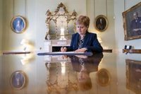Sturgeon firma su renuncia a la espera de que Yousaf sea elegido nuevo ministro principal de Escocia