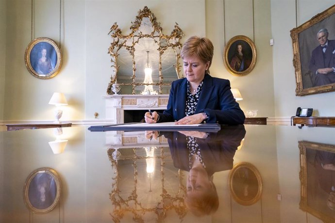 Nicola Sturgeon firma su renuncia como ministra principal de Escocia.