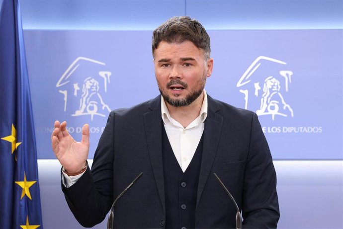 El portavoz de ERC en el Congreso, Gabriel Rufián, interviene durante una rueda de prensa anterior a la reunión de la Junta de Portavoces, en el Congreso de los Diputados.