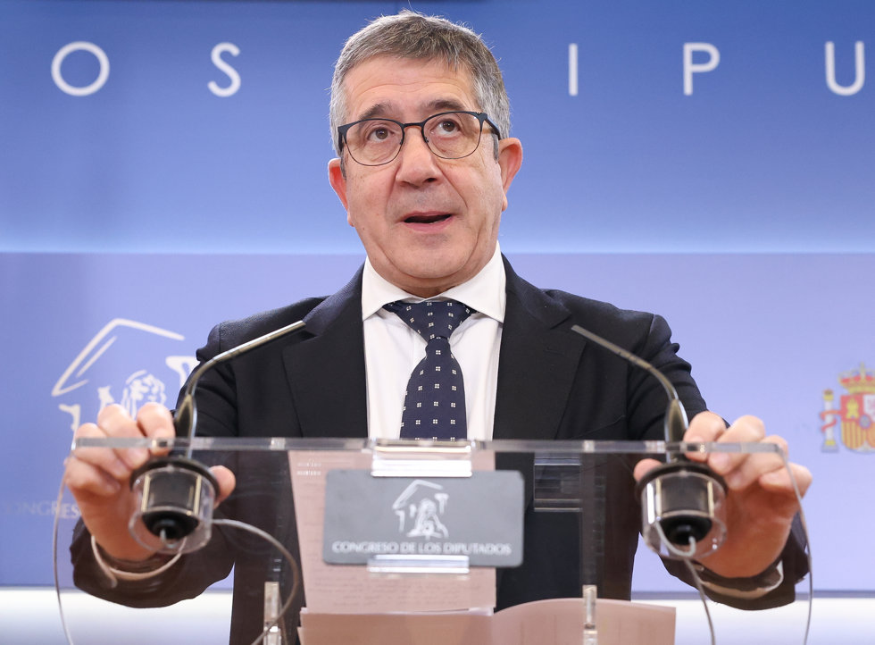 El portavoz del PSOE en el Congreso Patxi López interviene durante una rueda de prensa posterior a la reunión de la Junta de Portavoces, en el Congreso de los Diputados, a 28 de marzo de 2023, en Madrid (España).