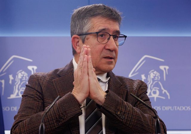 Archivo - El portavoz del PSOE en el Congreso, Patxi López, durante una rueda de prensa anterior a la reunión de la Junta de Portavoces, en el Congreso de los Diputados, a 31 de enero de 2023, en Madrid (España).