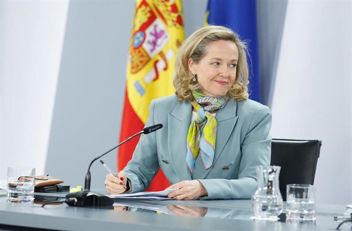 La vicepresidenta primera y ministra de Asuntos Económicos y Transformación Digital, Nadia Calviño, durante una rueda de prensa posterior a la reunión del Consejo de Ministros, en el Palacio de la Moncloa, a 28 de marzo de 2023, en Madrid (España). El C