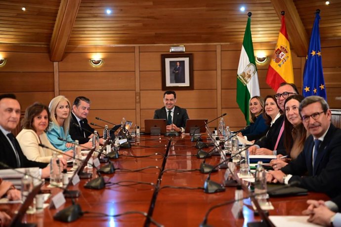 El presidente de la Junta de Andalucía, Juanma Moreno, (c) preside la reunión durante el Consejo de Gobierno de la Junta de Andalucía en Sierra Nevada, a 28 de marzo de 2023 en Granada (Andalucía, España)