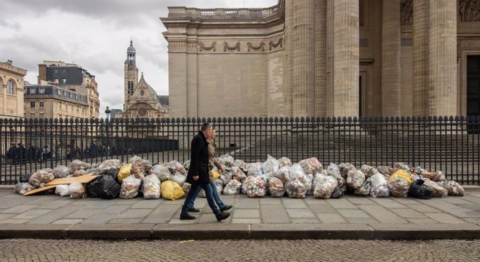 March 23, 2023, Paris, Ile de France, France: March 23, 2023, Paris France. After more than two weeks, there has been a huge accumulation of trash piles on the Parisian streets. Not only affecting the passer-byes but the people who are living in the bui