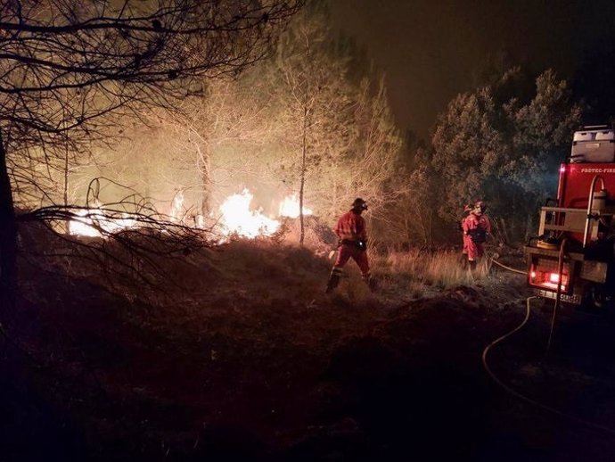 Imatge de l'incendi durant la nit