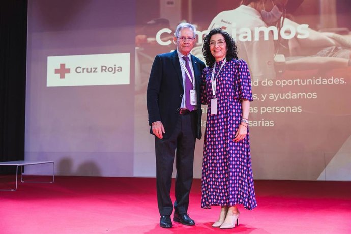 El expresidente de Cruz Roja, Javier Senent, y la nueva presidenta, María del Mar Pageo