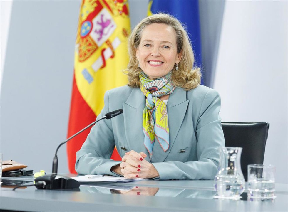 La vicepresidenta primera y ministra de Asuntos Económicos y Transformación Digital, Nadia Calviño, durante una rueda de prensa posterior a la reunión del Consejo de Ministros, en el Palacio de la Moncloa, a 28 de marzo de 2023, en Madrid (España). El C