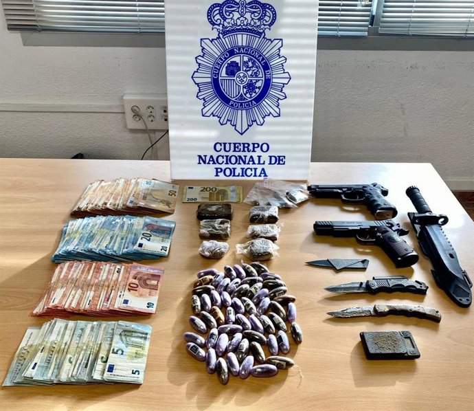 Droga, dinero y armas incautadas en Cádiz.