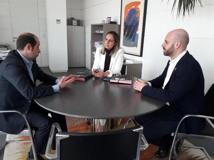El presidente del Colegio de Graduados Sociales de Asturias, Marcos Óscar Martínez; la consejera de Presidencia, Rita Camblor, y el  el presidente del Colegio de Graduados Sociales de Asturias, Marcos Óscar Martínez.