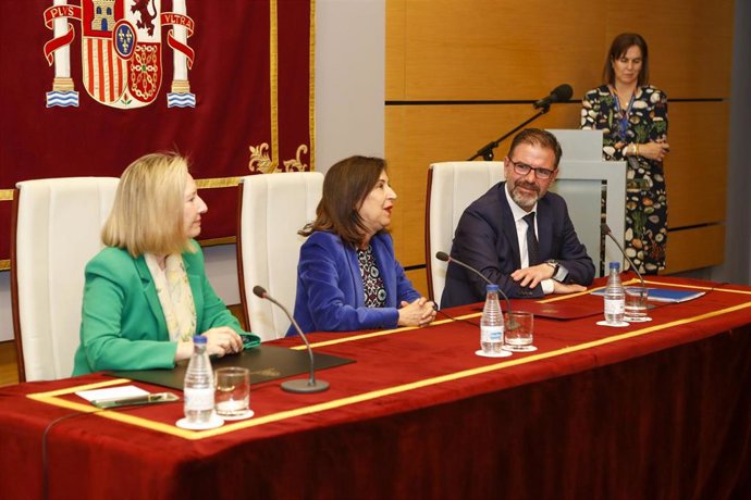La ministra de Defensa, Margarita Robles, junto a la secretaria de Estado de Defensa, Amparo Valcarce, y el alcalde de Ferrol, Ángel Mato