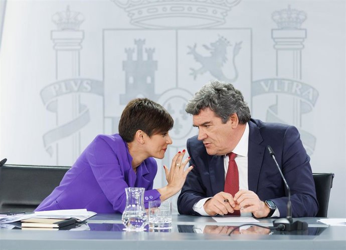 La ministra Portavoz y de Política Territorial, Isabel Rodríguez y el ministro de Inclusión, Seguridad Social y Migraciones, José Luis Escrivá, durante una rueda de prensa posterior a la reunión del Consejo de Ministros, en el Palacio de la Moncloa, a 2