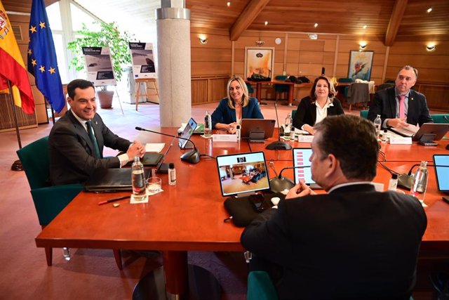 El presidente de la Junta de Andalucía, Juanma Moreno, (c) preside la reunión durante el Consejo de Gobierno de la Junta de Andalucía en Sierra Nevada, a 28 de marzo de 2023 en Granada (Andalucía, España)
