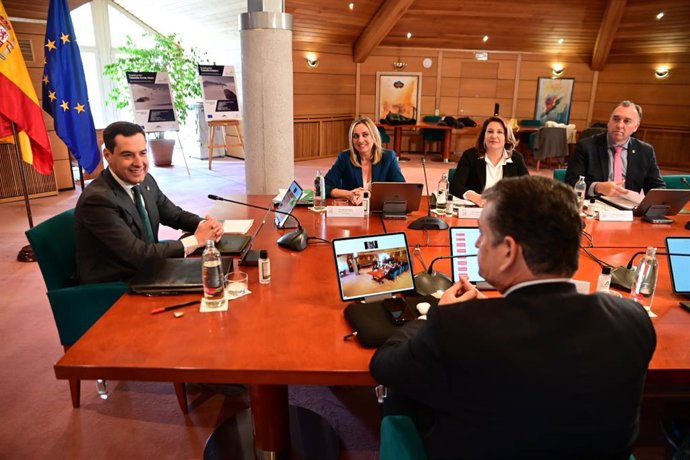 El presidente de la Junta de Andalucía, Juanma Moreno, (c) preside la reunión durante el Consejo de Gobierno de la Junta de Andalucía en Sierra Nevada, a 28 de marzo de 2023 en Granada (Andalucía, España)